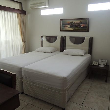 Rumah Polonia Guest House ジャカルタ エクステリア 写真