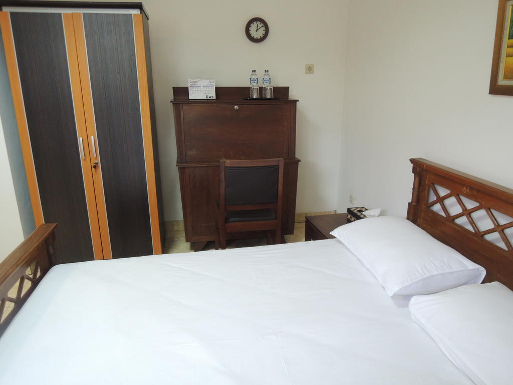 Rumah Polonia Guest House ジャカルタ エクステリア 写真